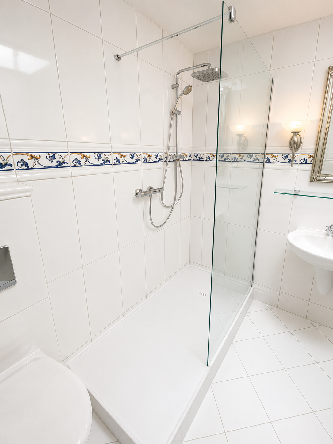 Helles Bad mit bodengleicher Walk-in-Dusche und Glasabtrennung