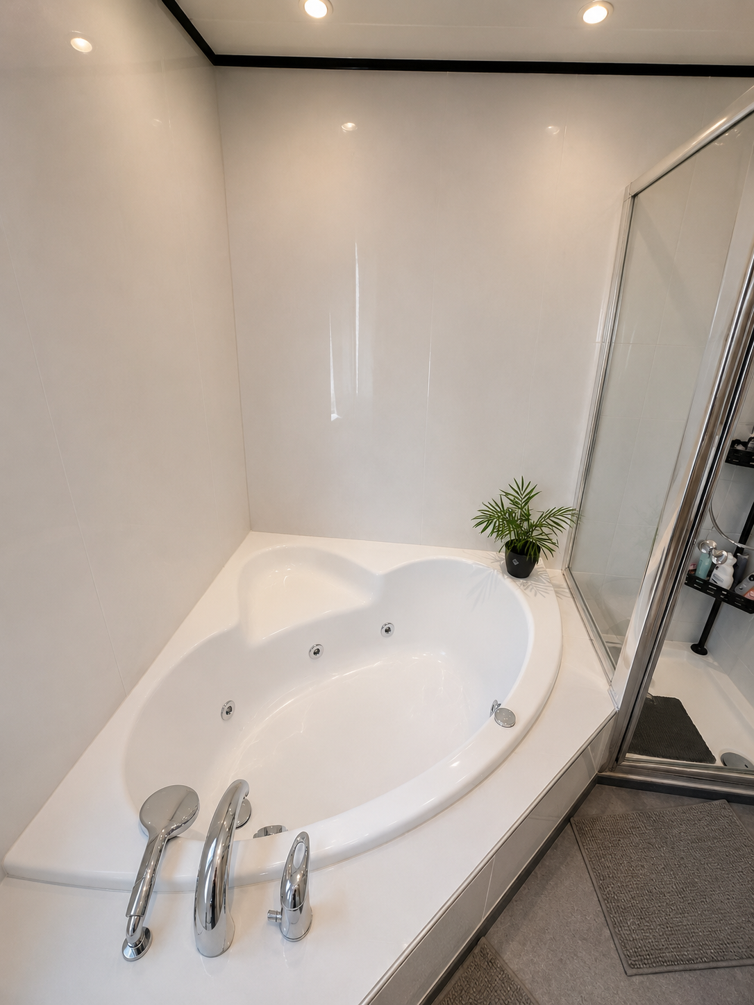 Bad vor der Sanierung mit Eck-Badewanne
