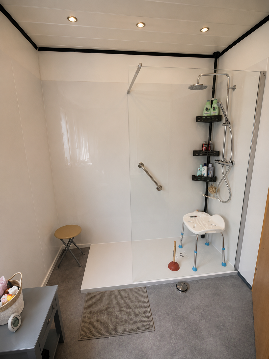 Modernes Bad mit ebenerdiger Walk-in-Dusche nach der Sanierung